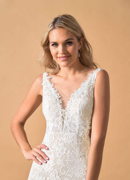 Diamond White Champagne Mermaid V-Neck Lace Tulle Dress